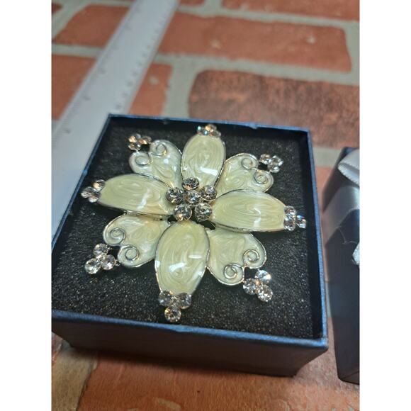 Alilang brooch White Flower - Picture 2 of 3